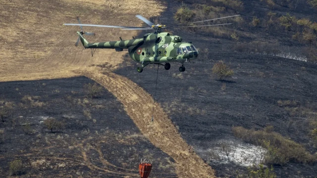 helikopter-kugar-se-vklyuchi-v-gaseneto-na-pojara-na-balgaro-grackata-granica-v-planinata-slavqnka 31 07 2024